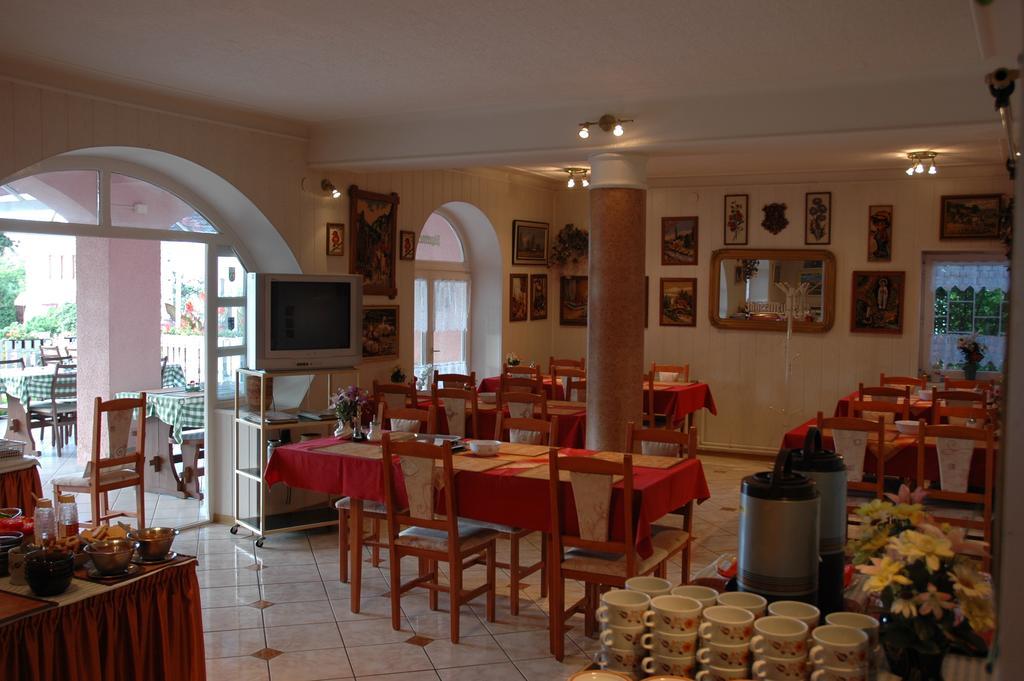 Korona Panzio Bed & Breakfast Balatonfured Exterior photo