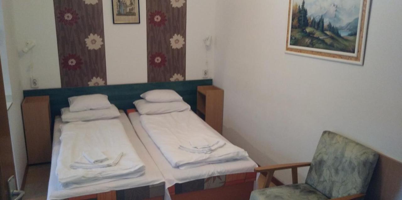 Korona Panzio Bed & Breakfast Balatonfured Exterior photo