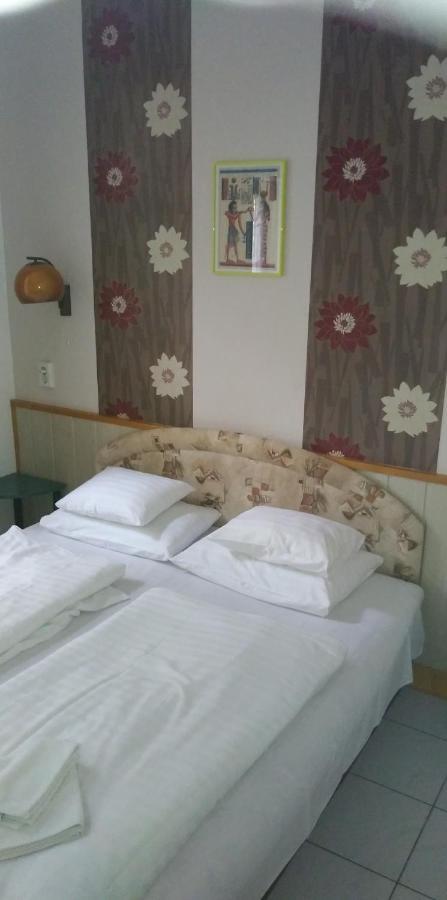 Korona Panzio Bed & Breakfast Balatonfured Exterior photo