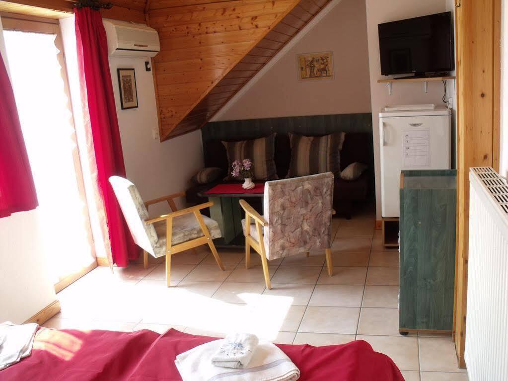 Korona Panzio Bed & Breakfast Balatonfured Exterior photo