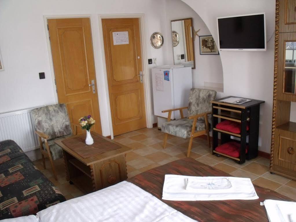 Korona Panzio Bed & Breakfast Balatonfured Exterior photo