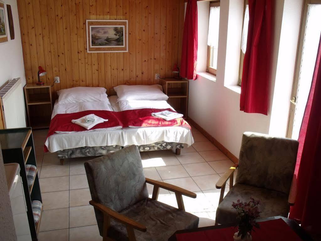 Korona Panzio Bed & Breakfast Balatonfured Exterior photo