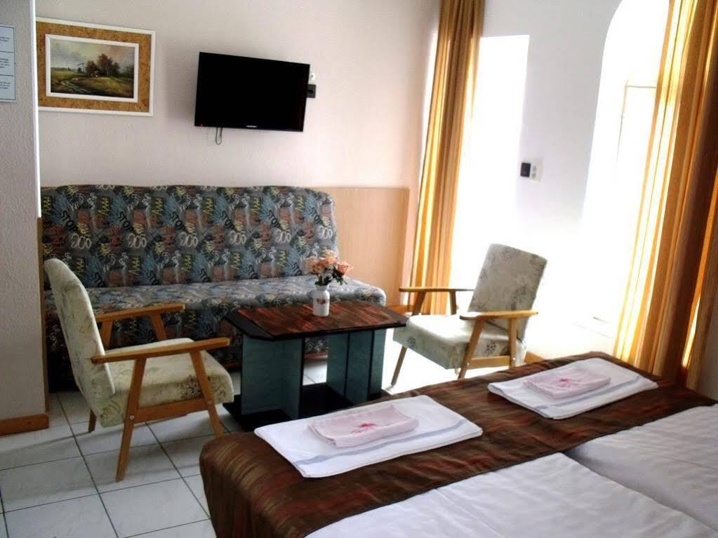 Korona Panzio Bed & Breakfast Balatonfured Exterior photo