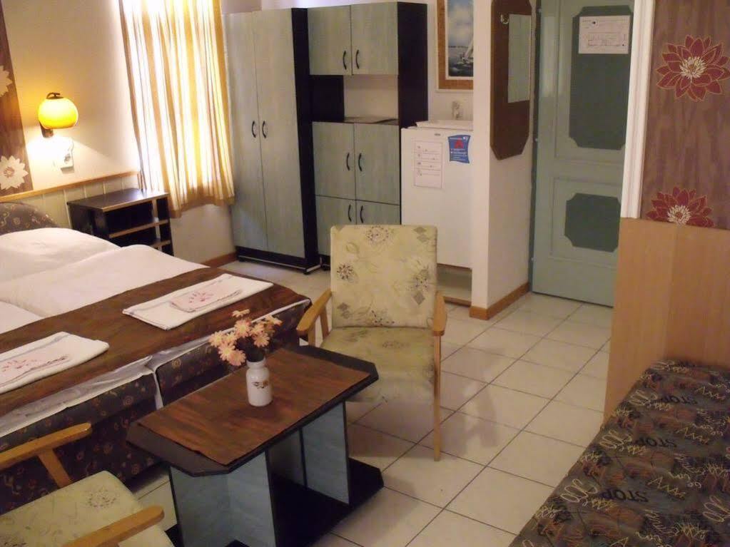 Korona Panzio Bed & Breakfast Balatonfured Exterior photo
